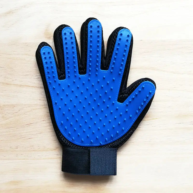 Pet grooming glove designed to remove dirt and loose fur easily