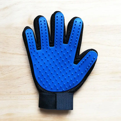 Pet grooming glove designed to remove dirt and loose fur easily